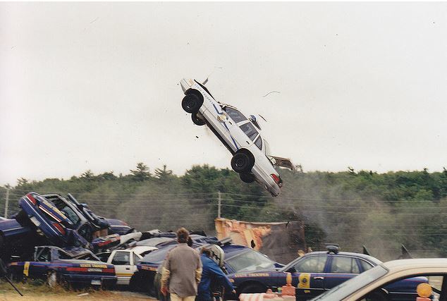 宙を舞うパトカー